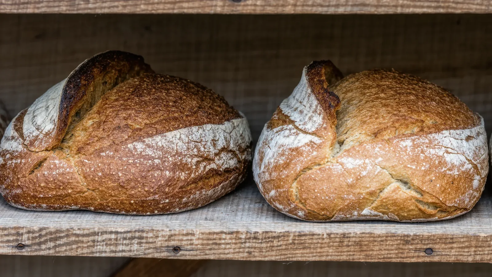 Symbolbild Brotlaibe auf einem Holzregal